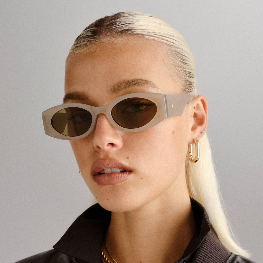 Mermaiden Oatmeal Female Oval Sunglasses | Le Specs display picture 3