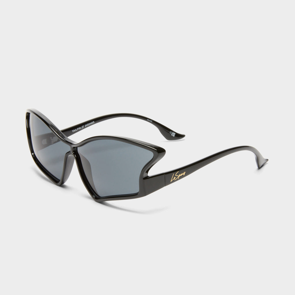 【関税込み】Le Specs ブラック Tailfin サングラス Tailfin Black Female Wrap Sunglasses | Le Specs
