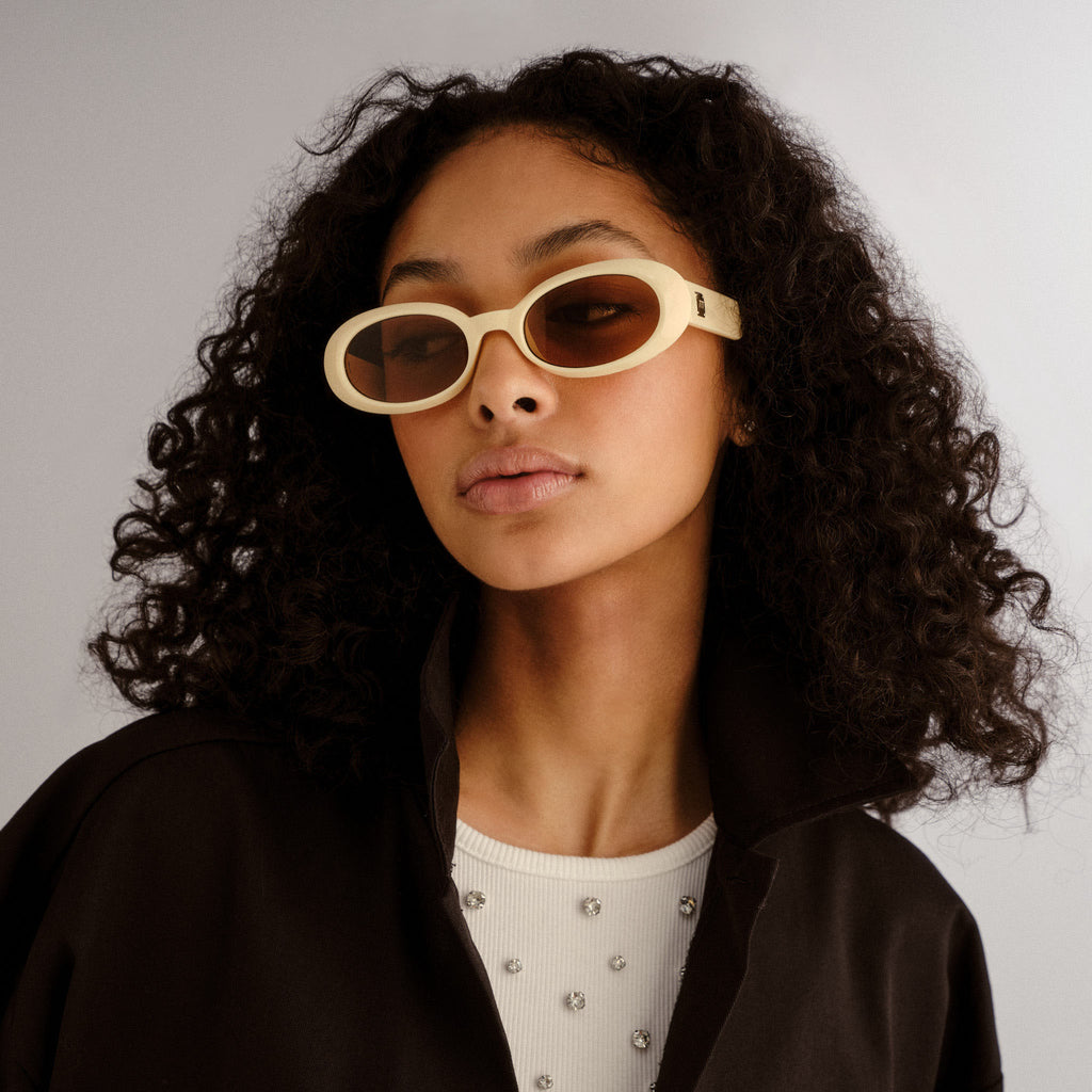 WORK IT! サングラス　Le Specs ルスペック　オーバル　ベヨネッタ Work It! Ivory Female Oval Sunglasses | Le Specs