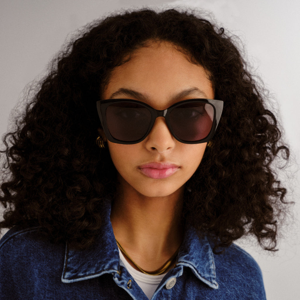 Le Specs Incantation サングラス Le Specs Incantation Sunglasses in Black & Smoke Mono | REVOLVE