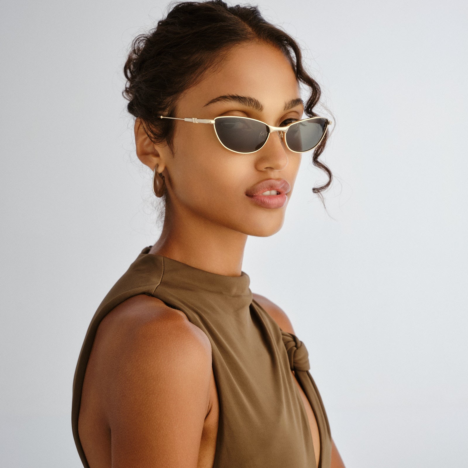 Thorned Gold Uni-Sex Oval Sunglasses | Le Specs