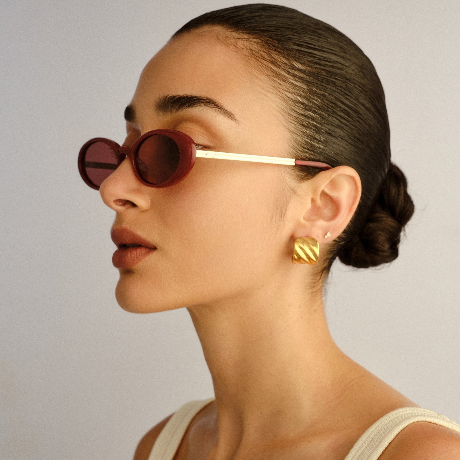 Magnifique Cherry Female Oval Sunglasses | Le Specs
