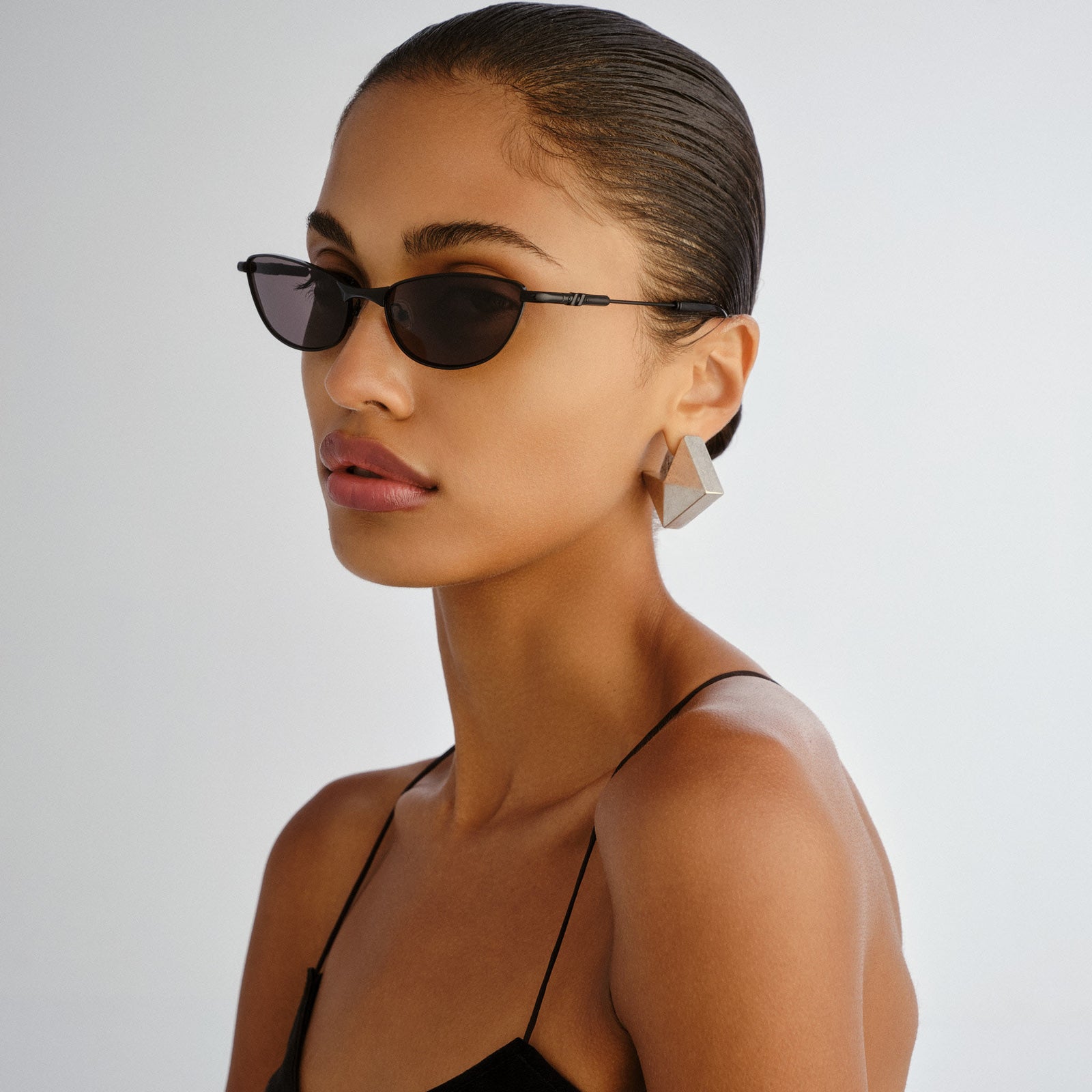 Thorned Black Uni-Sex Oval Sunglasses | Le Specs
