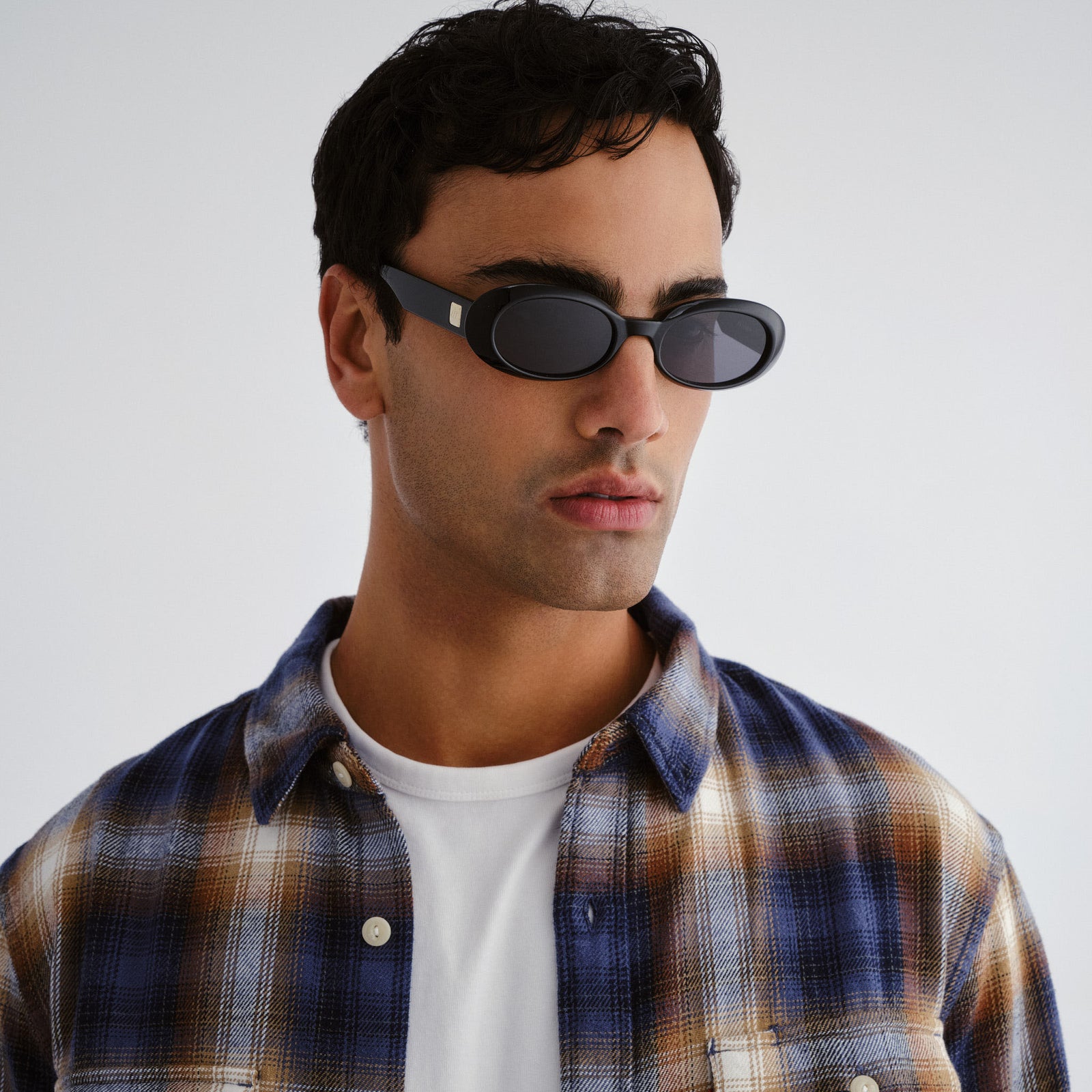 Work It! Black Uni-Sex Oval Sunglasses | Le Specs