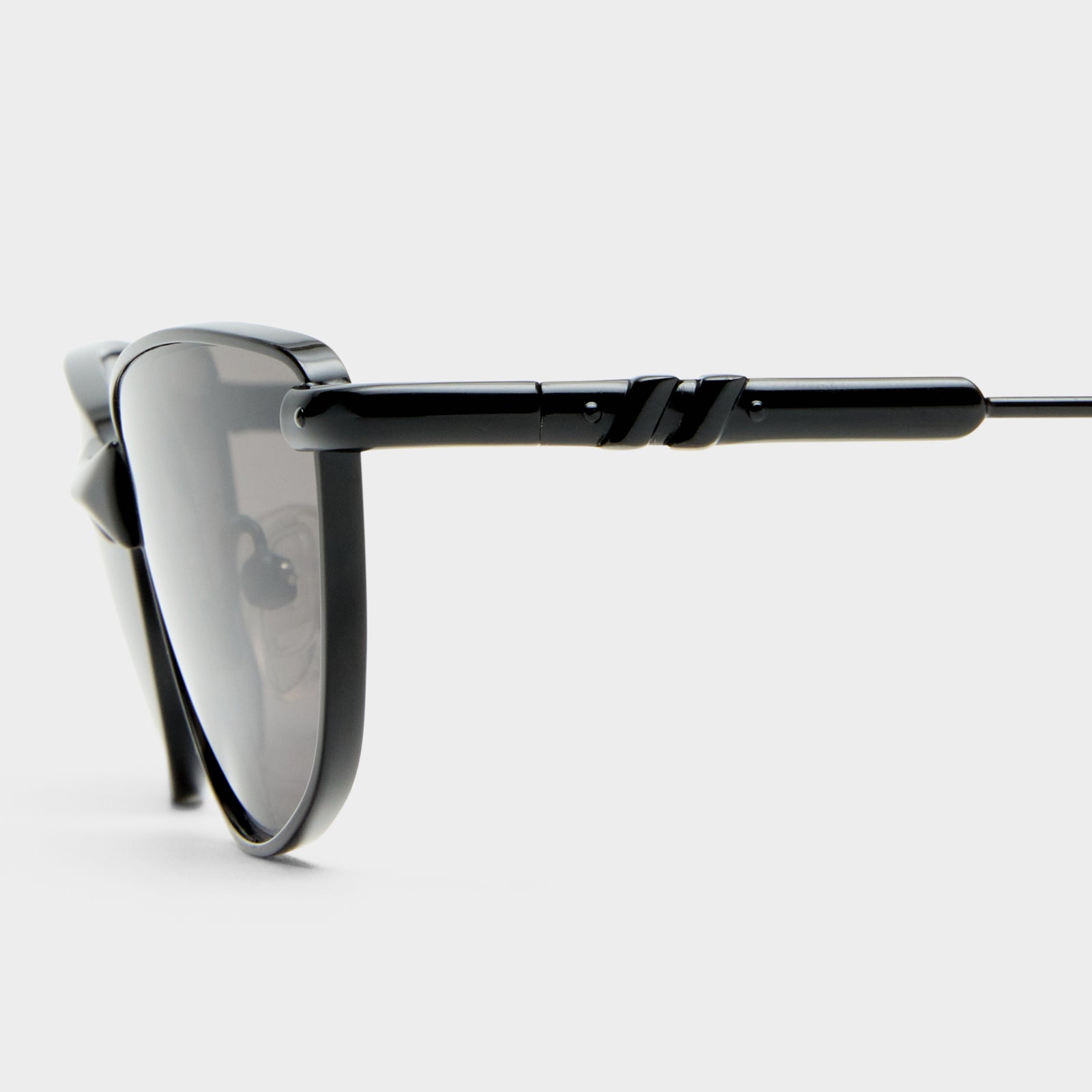 Thorned Black Uni-Sex Oval Sunglasses | Le Specs
