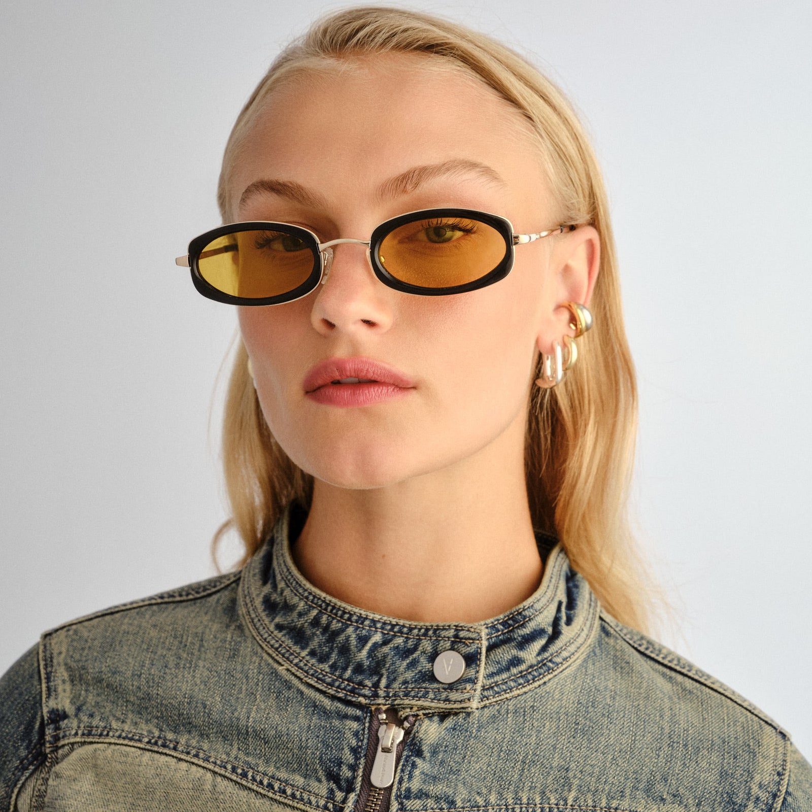 Mecharo Gold Black Uni-Sex Oval Sunglasses | Le Specs