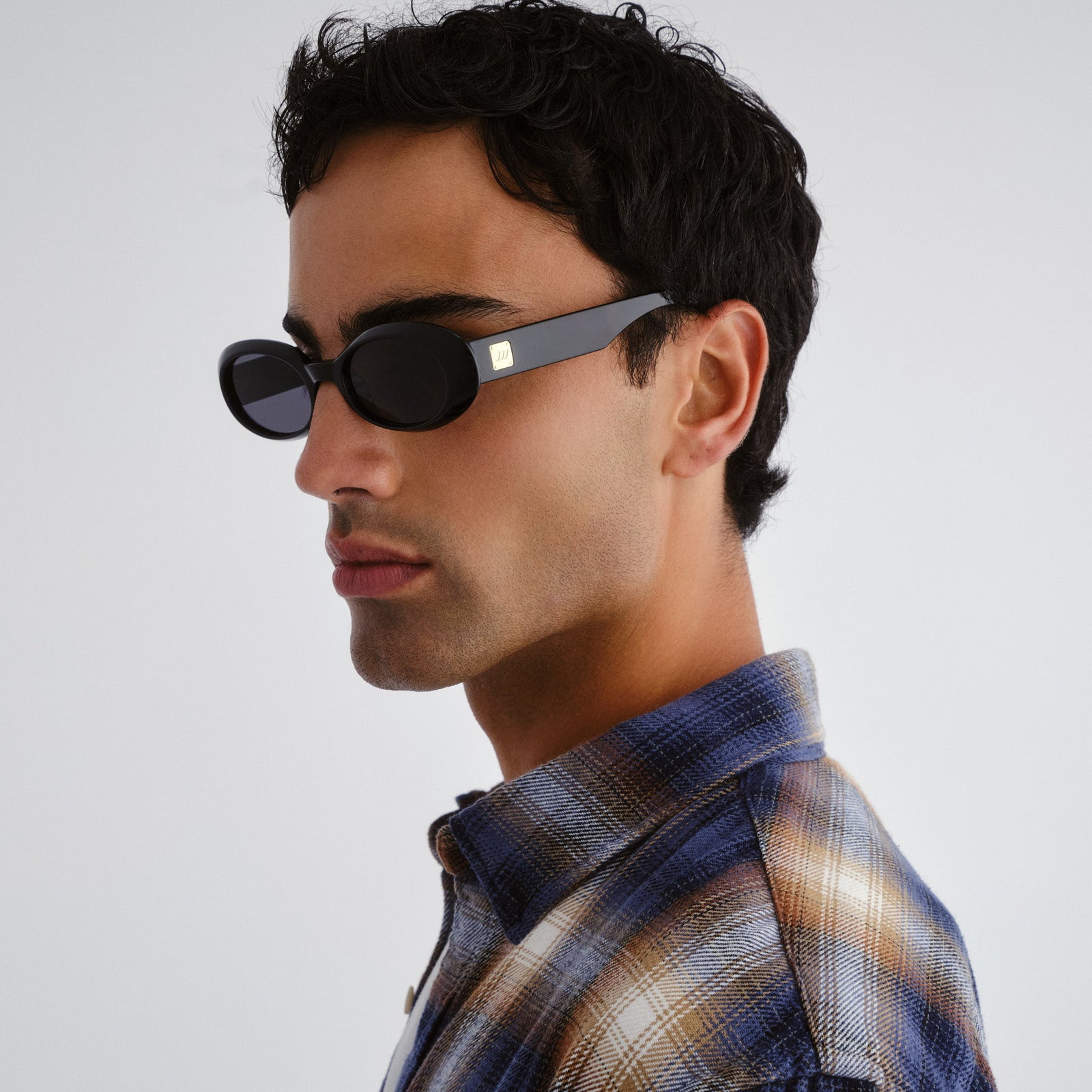 Work It! Black Uni-Sex Oval Sunglasses | Le Specs