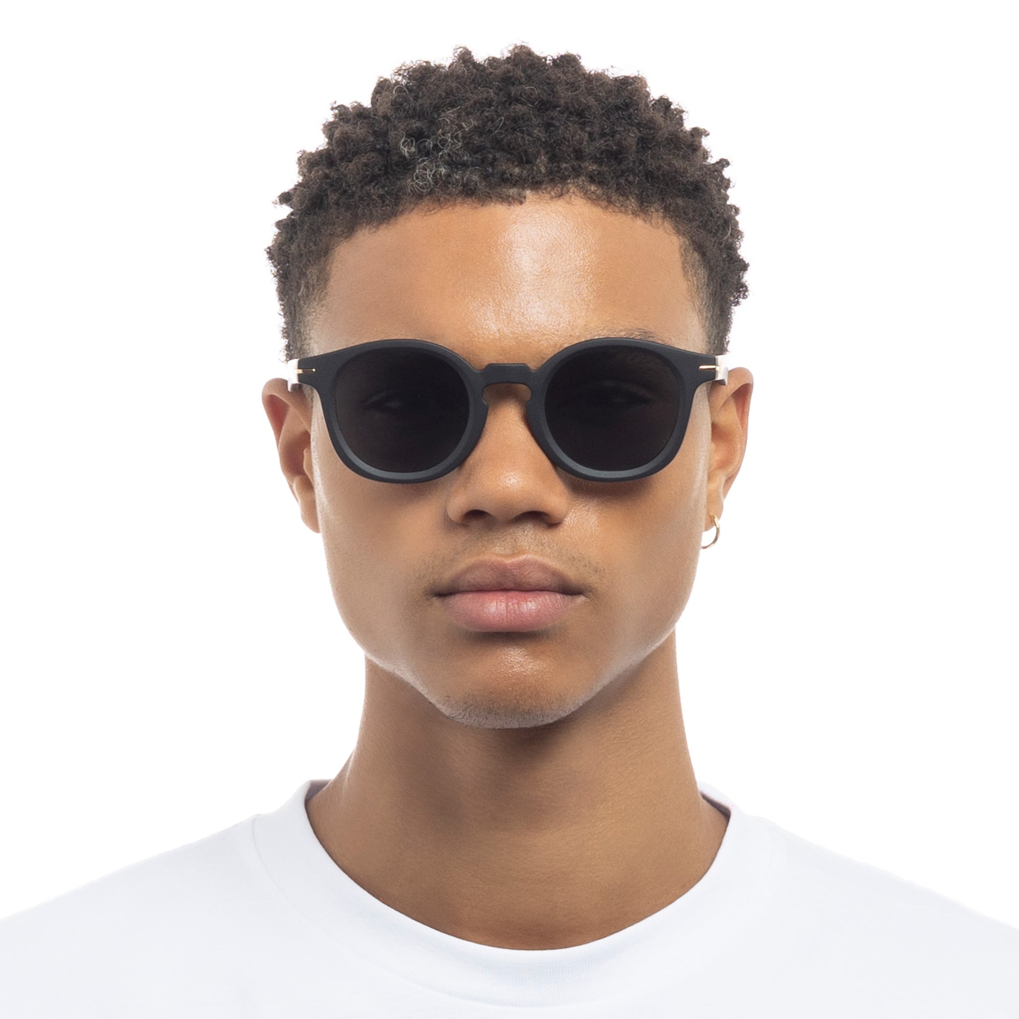 Hoodwinked Matte Black Uni-Sex Round Sunglasses | Le Specs