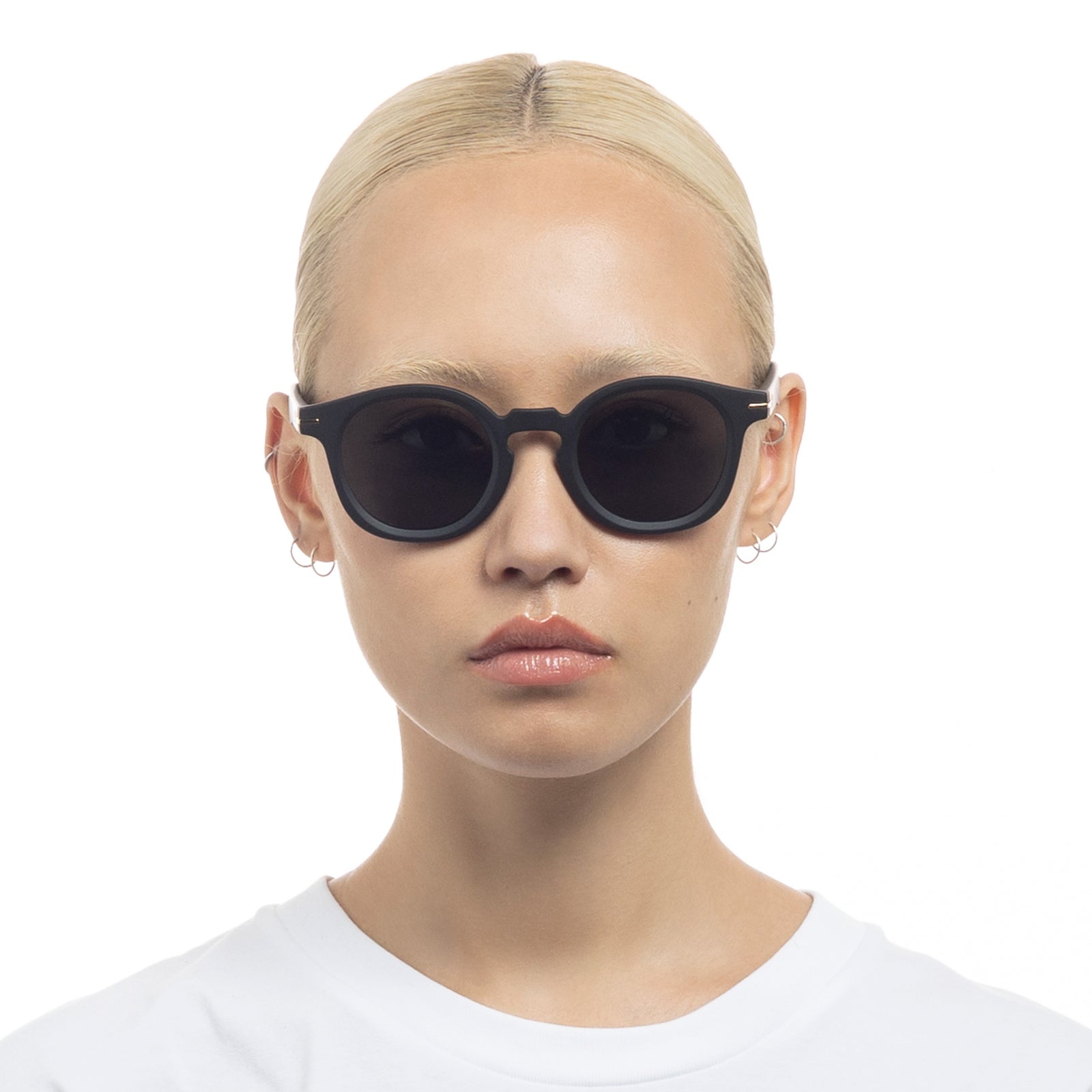 Hoodwinked Matte Black Uni-Sex Round Sunglasses | Le Specs