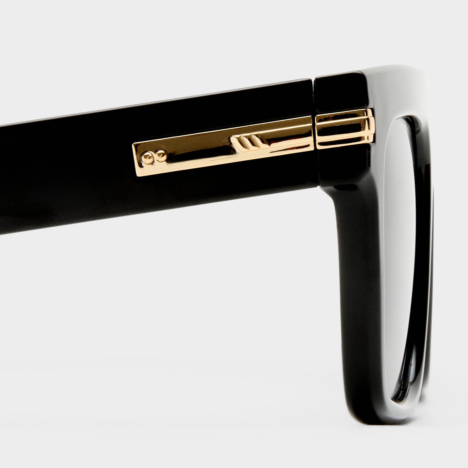 Offside + Black Female Shield Sunglasses | Le Specs