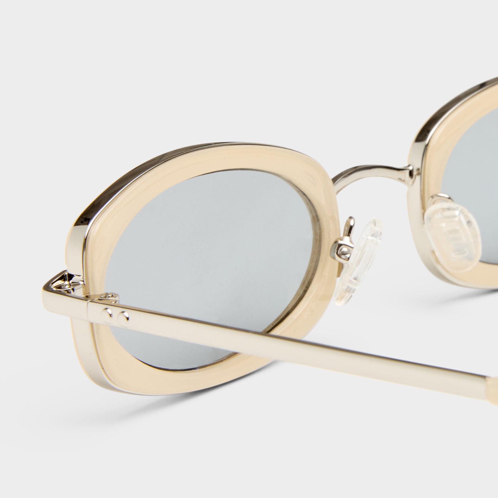 Mecharo Silver Milky Butter Uni-Sex Oval Sunglasses | Le Specs