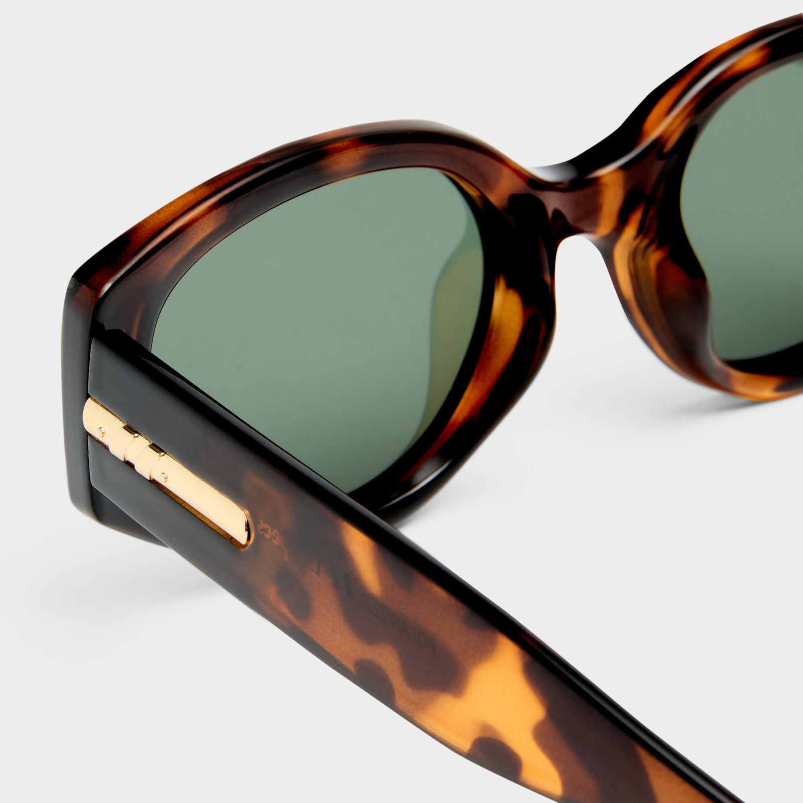Fevered + Tort Female Oval Sunglasses | Le Specs