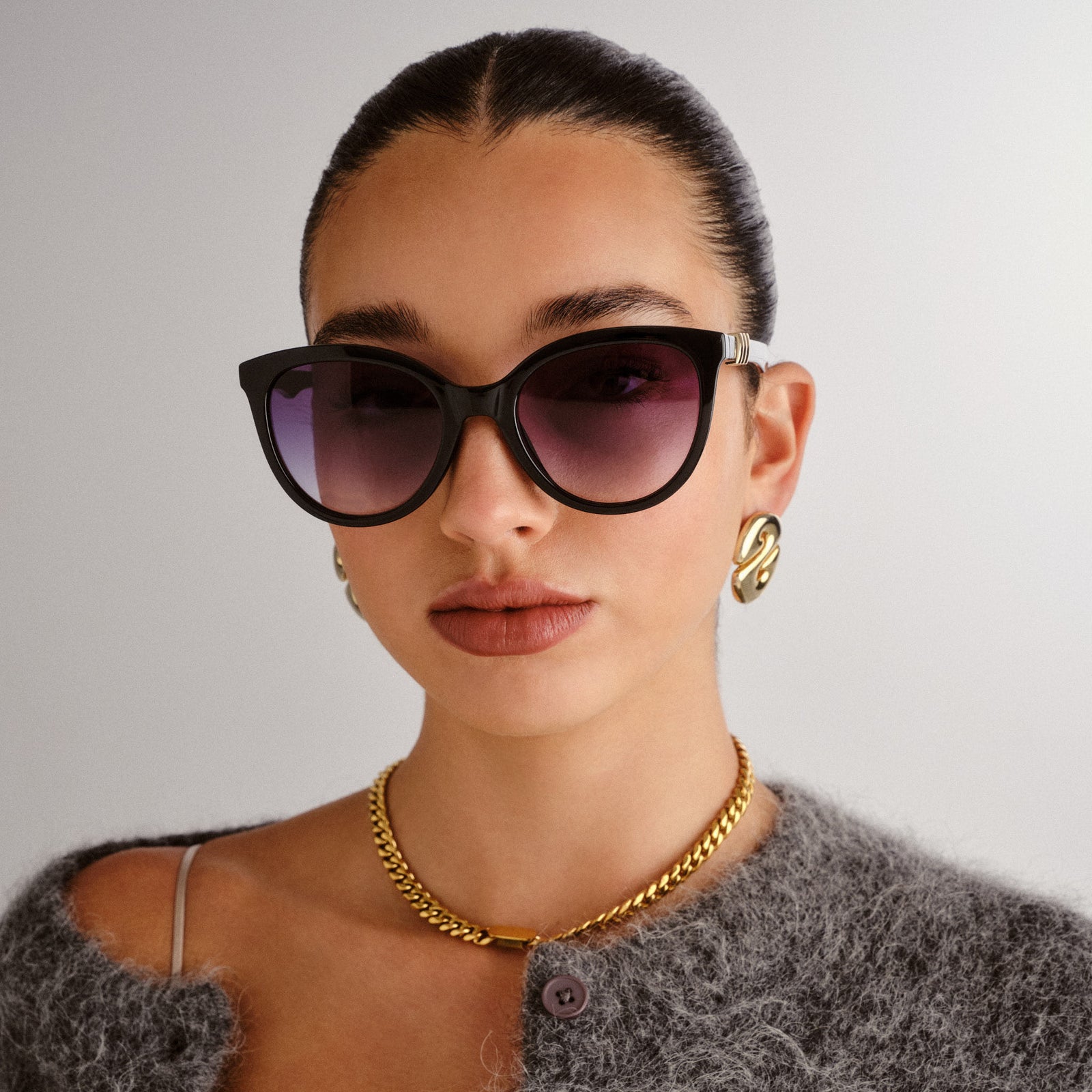 The Muse Black Female Round Sunglasses | Le Specs