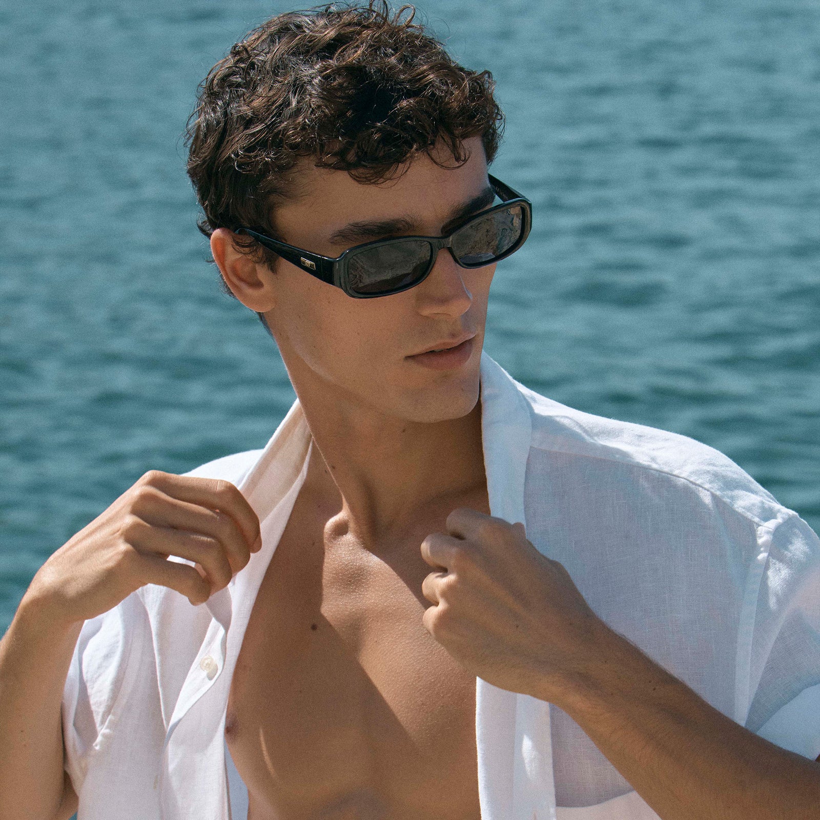 Gigglemug Black Uni-Sex Rectangle Sunglasses | Le Specs
