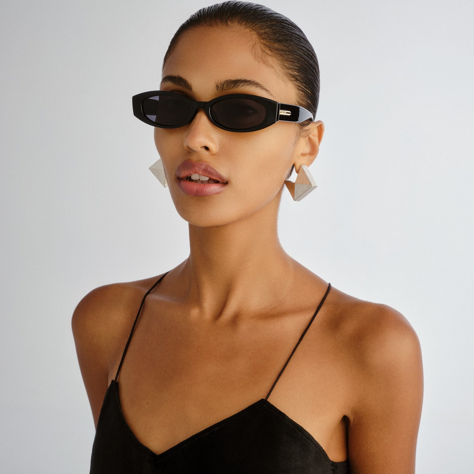 Belladonna Black Female Oval Sunglasses | Le Specs