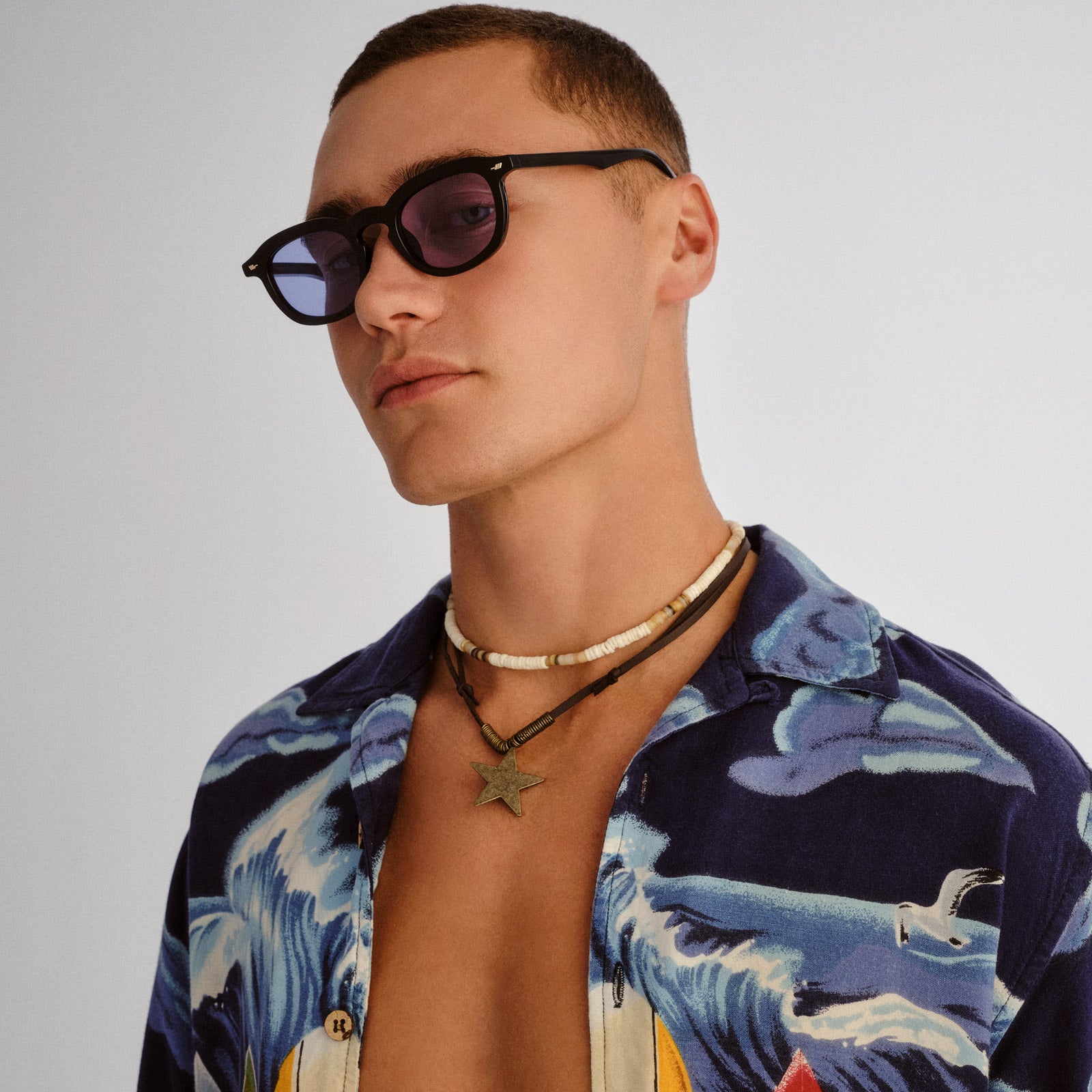 Le specsダークブルー キャットアイサングラス男女兼用 Heart Throb Black Uni-Sex Round Sunglasses | Le Specs